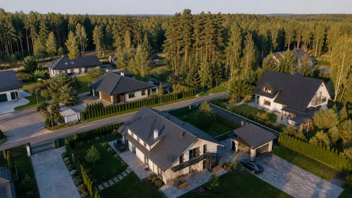 Koka privātmāja ar sakoptu apkārtni